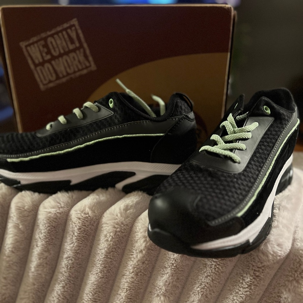 AVENGER WOMENS WORK SHOE, COMPOSITE STEEL TOE, SIZE 9, NEW IN BOX
